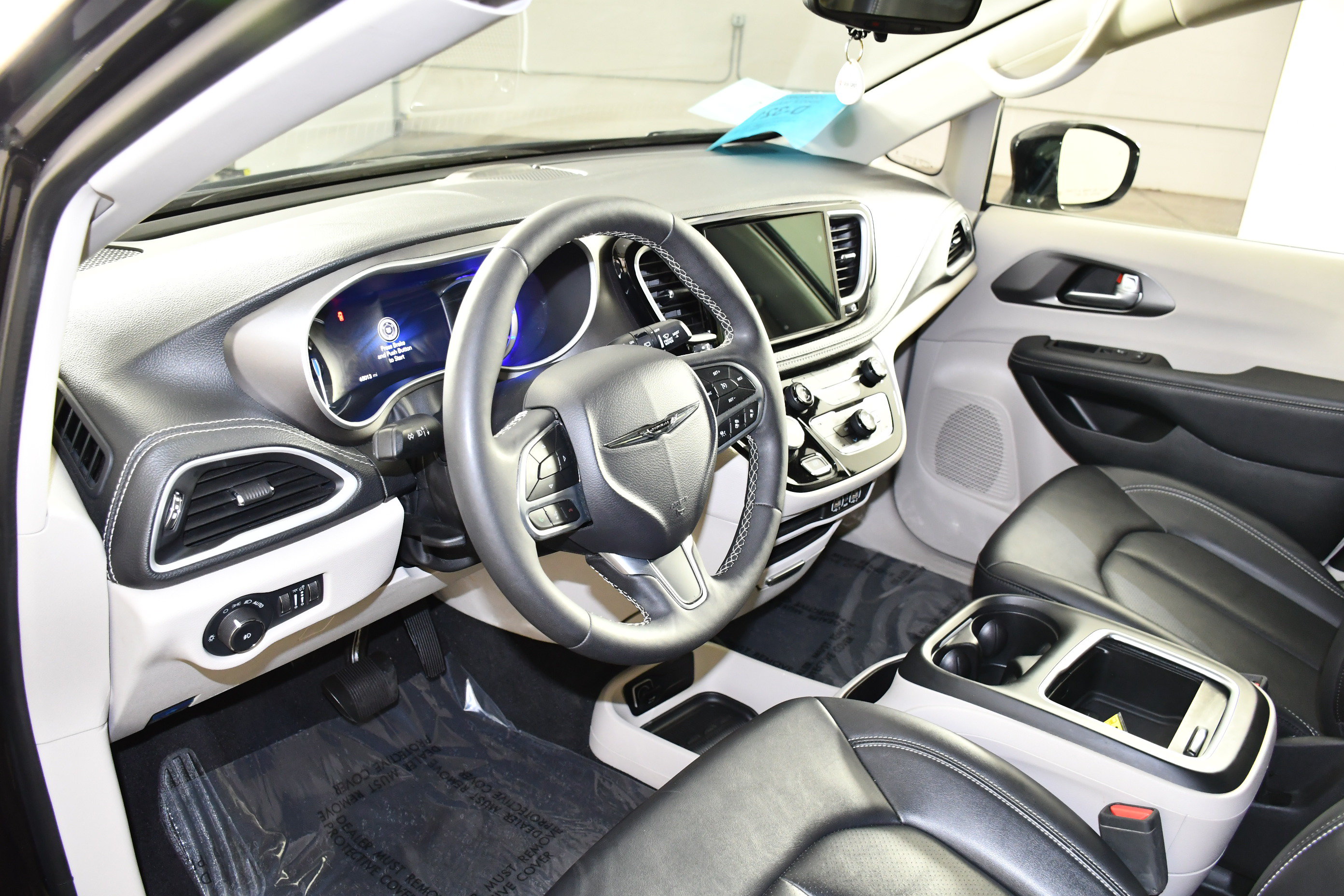Used 2024 Chrysler Pacifica Limited FWD image 2
