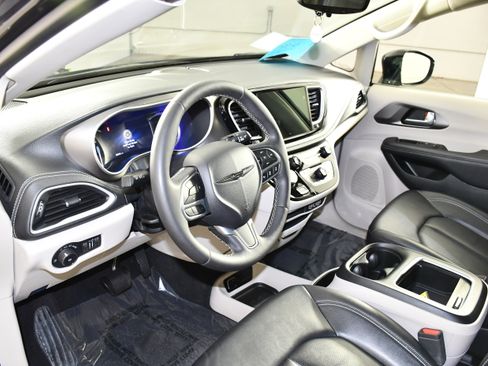 Used 2024 Chrysler Pacifica Limited FWD image 2
