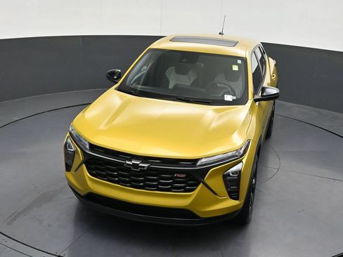 Used 2024 Chevrolet Trax RS w/ Sunroof Package FWD image 22