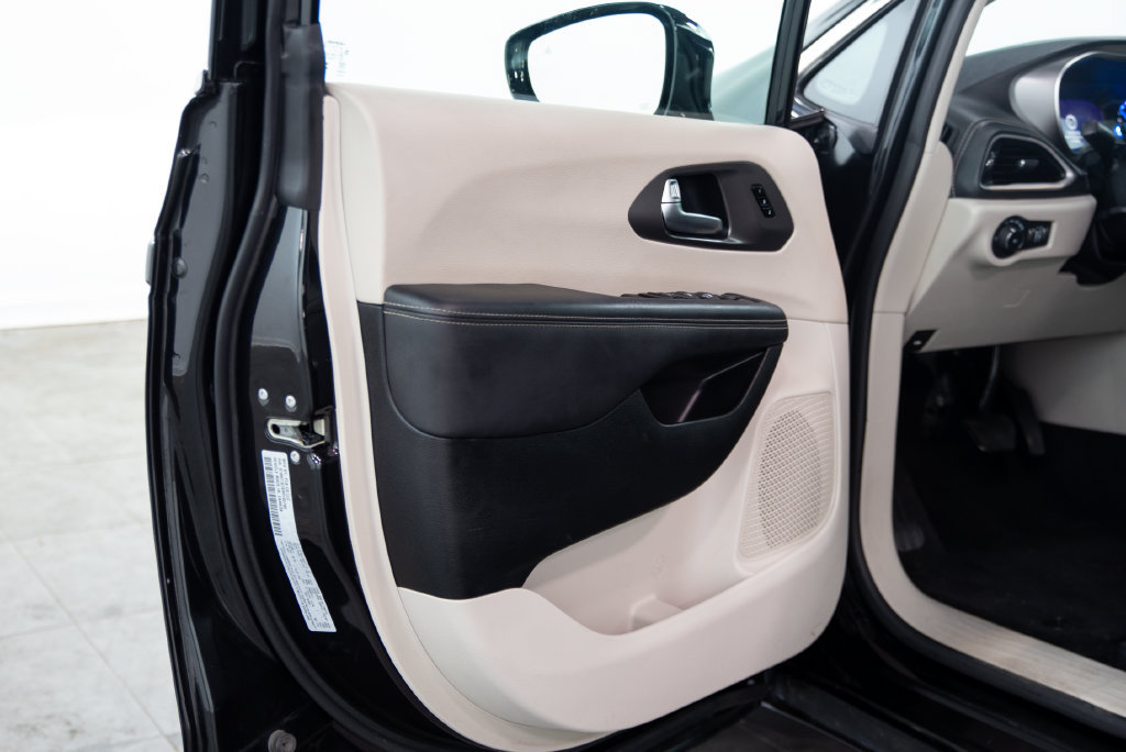 Used 2024 Chrysler Pacifica Limited FWD image 6