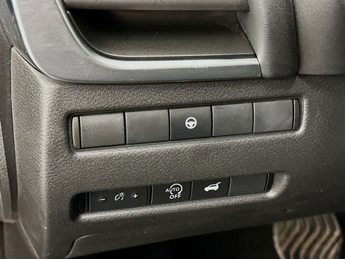 Used 2025 Nissan Rogue SV AWD/4WD image 17