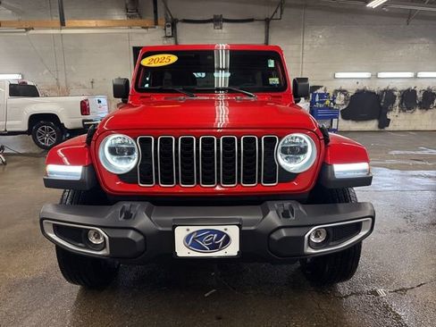 Used 2025 Jeep Wrangler Unlimited Sahara AWD/4WD image 2