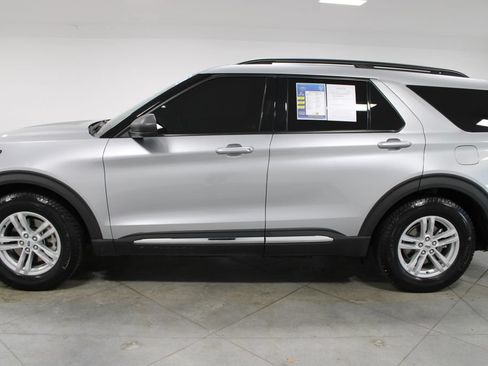 Used 2021 Ford Explorer XLT RWD image 6