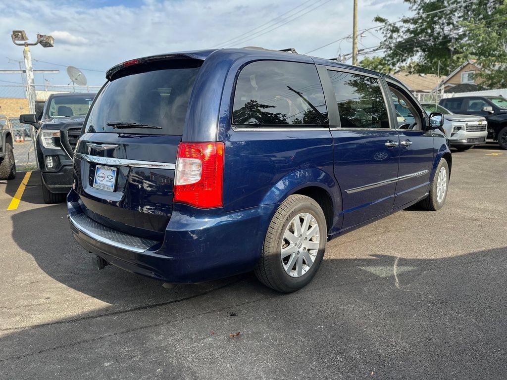 Used 2016 Chrysler Town & Country Touring w/ Driver Convenience Group FWD image 5