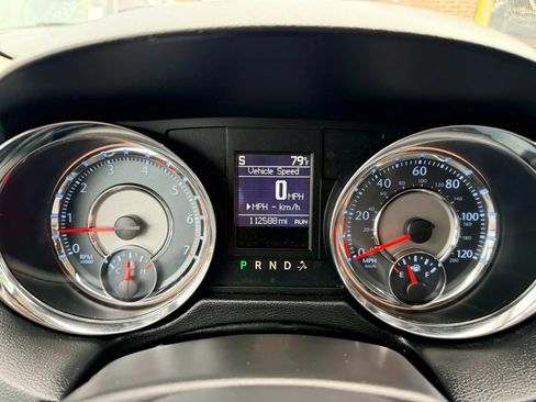 Used 2016 Chrysler Town & Country Touring FWD image 7