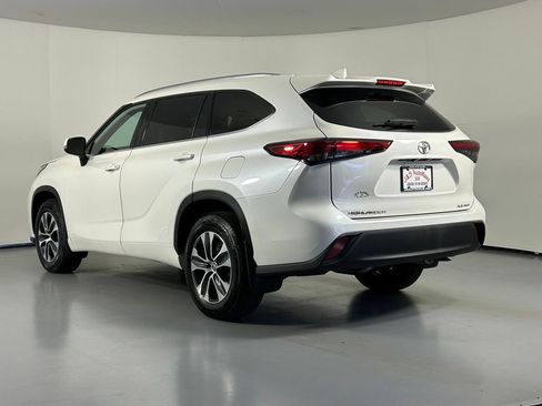 Used 2021 Toyota Highlander XLE AWD/4WD image 5