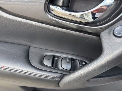 Used 2018 Nissan Rogue S image 36