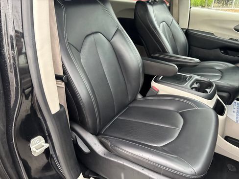 Used 2023 Chrysler Pacifica Touring-L FWD image 49