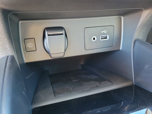 Used 2025 Nissan Versa SV w/ Trunk Package FWD image 23