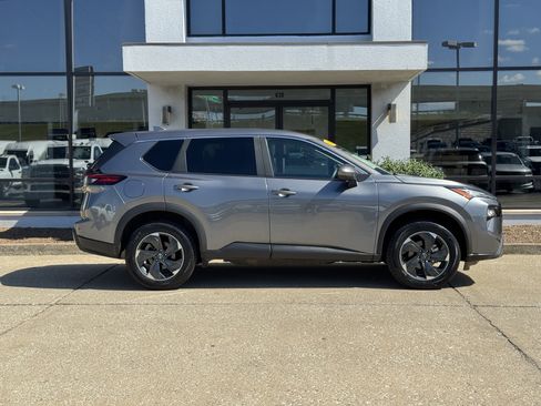 Used 2024 Nissan Rogue SV image 3