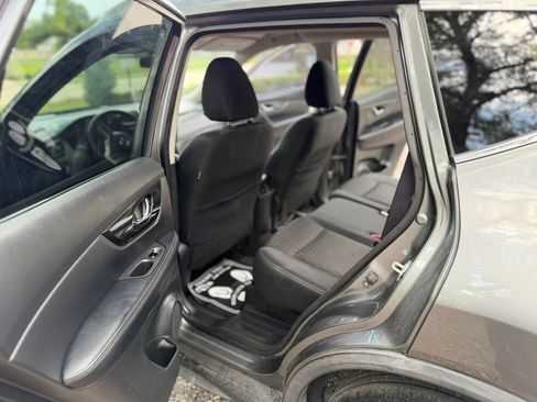 Used 2018 Nissan Rogue SV w/ Premium Package FWD image 4