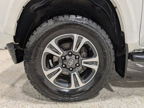 Used 2018 Toyota Tacoma TRD Sport image 12