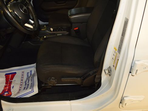 Used 2018 Jeep Wrangler Unlimited Sahara w/ Dual Top Group image 15