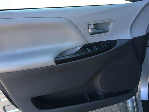 Used 2020 Toyota Sienna LE w/ Carpet Mat Package FWD image 19