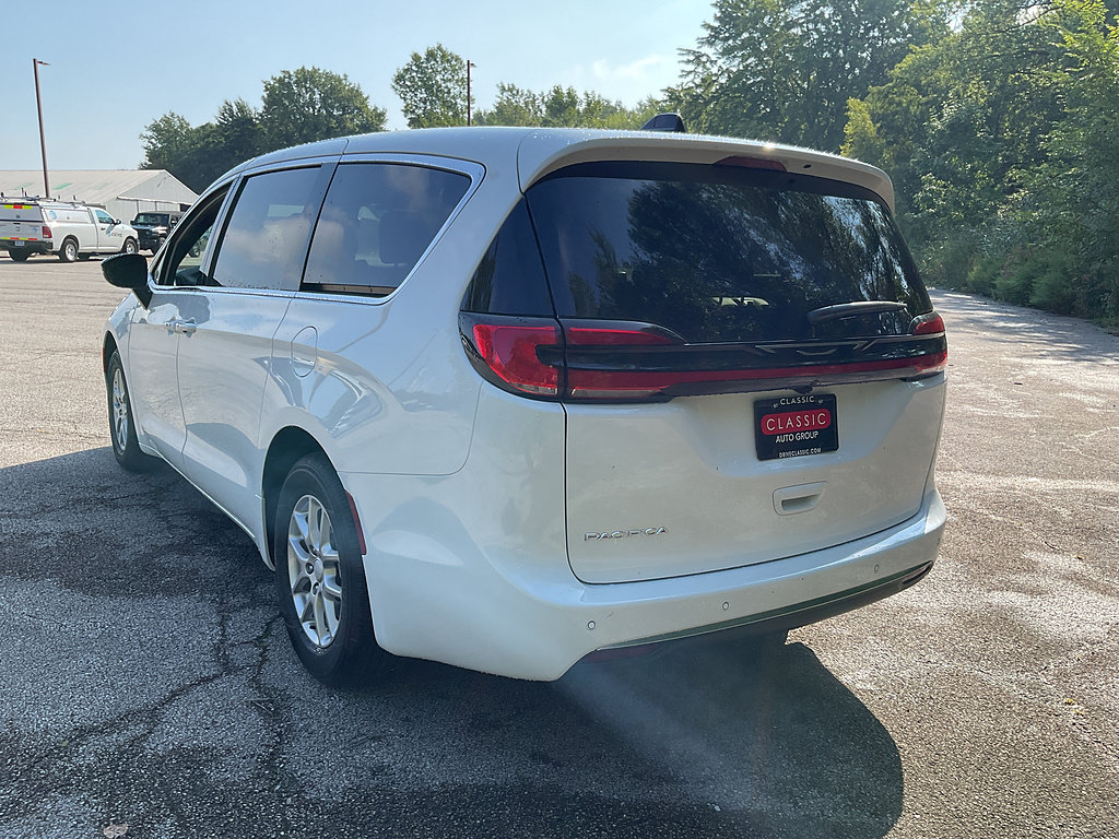 New 2027 Chrysler Pacifica Select FWD image 7