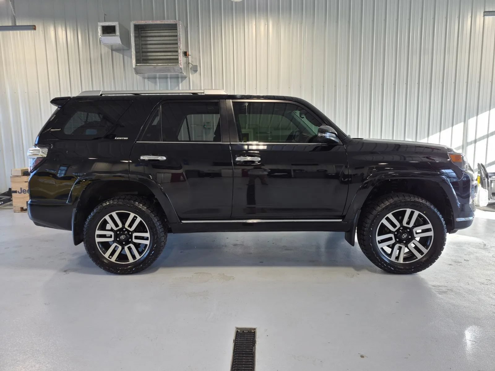 Used 2021 Toyota 4Runner Limited w/ Convenience Package (TMS) AWD/4WD image 2
