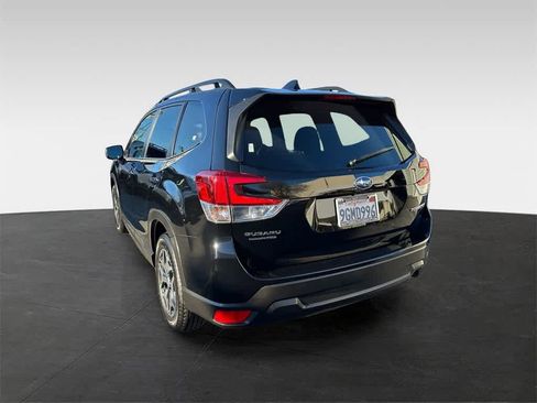 Used 2023 Subaru Forester Premium image 4