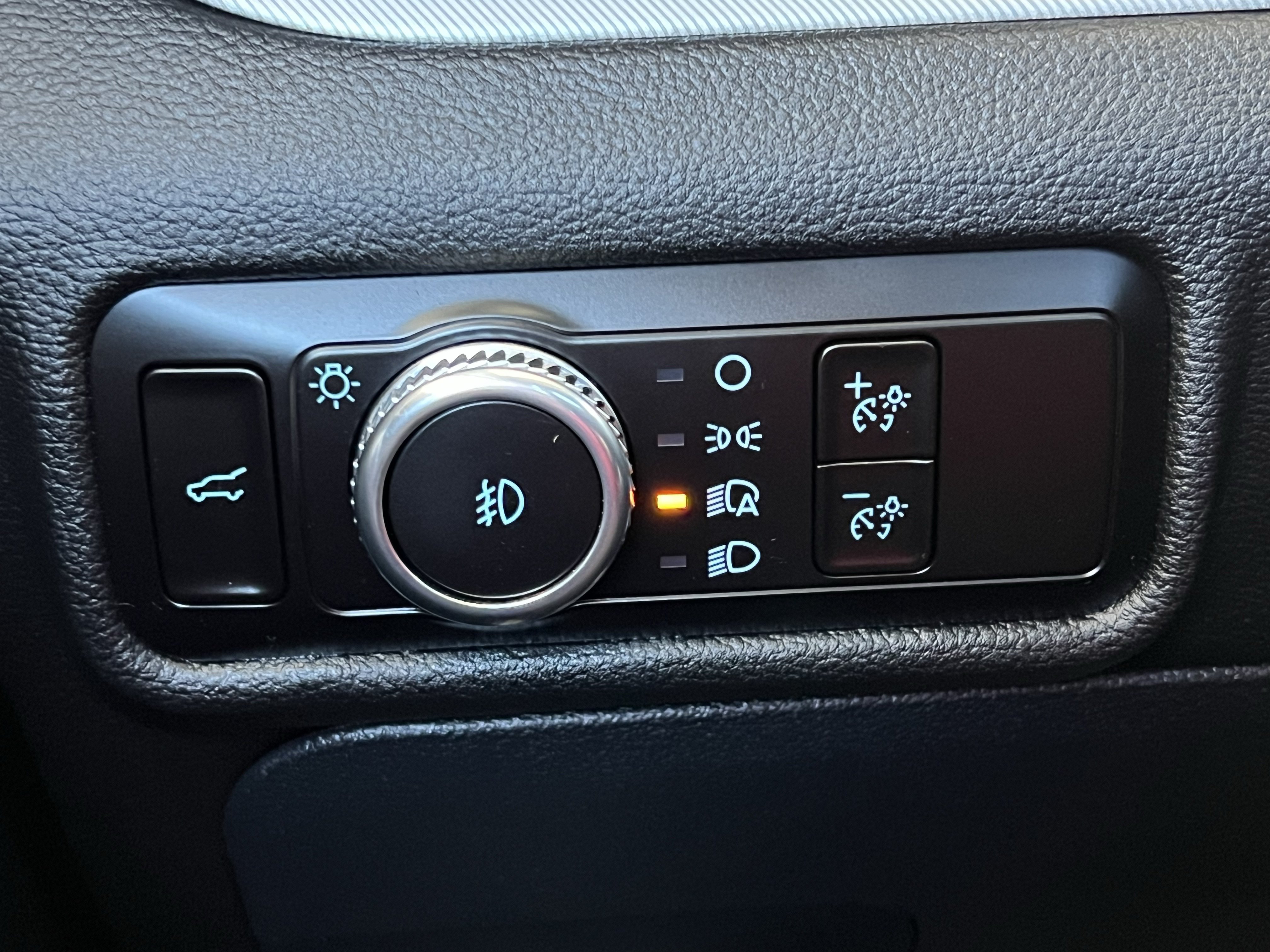 Used 2023 Ford Explorer XLT w/ Equipment Group 202A AWD/4WD image 38