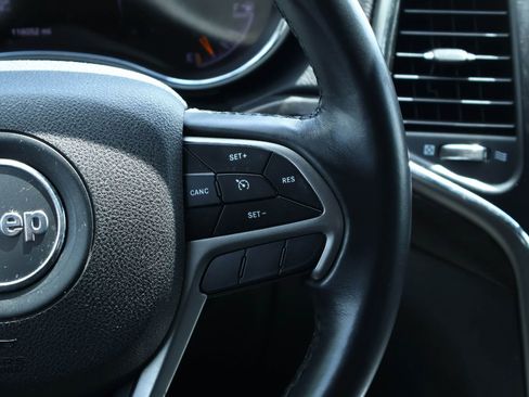 Used 2018 Jeep Grand Cherokee Laredo AWD/4WD image 23