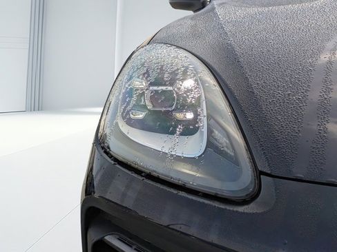 Used 2022 Porsche Cayenne S Platinum image 8