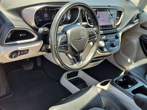 Used 2022 Chrysler Pacifica Touring-L FWD image 2