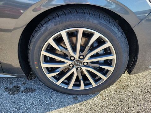 Used 2017 Lincoln Continental Select image 8