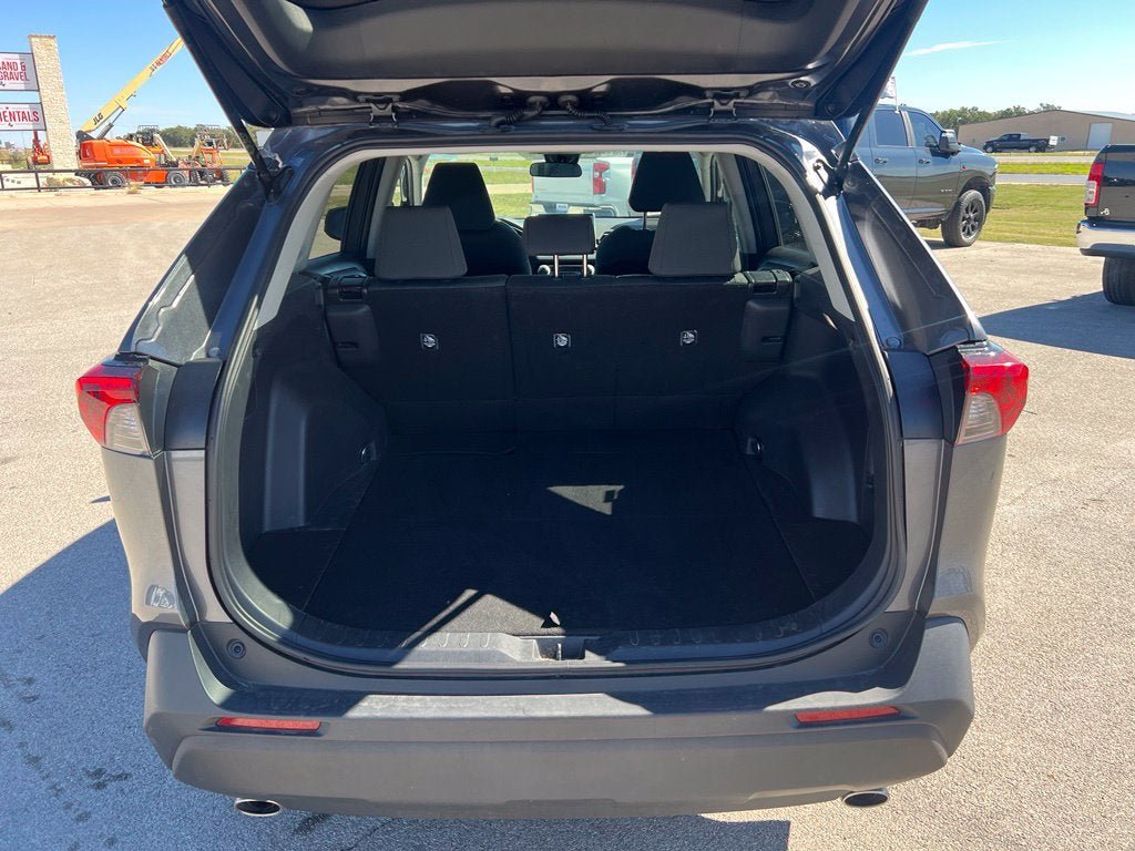 Used 2025 Toyota RAV4 XLE AWD/4WD image 5