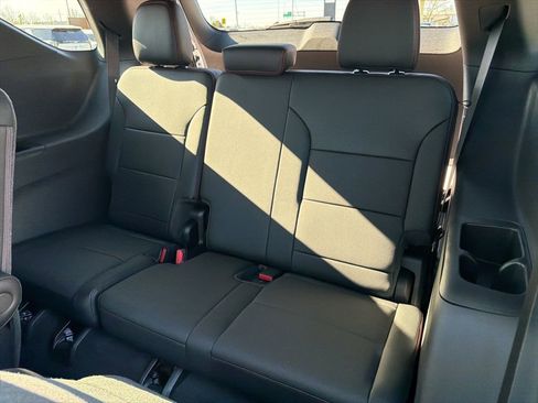 Certified 2025 Chevrolet Traverse RS w/ LPO, Illumination Package FWD image 17