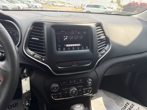 Used 2020 Jeep Cherokee Latitude AWD/4WD image 16