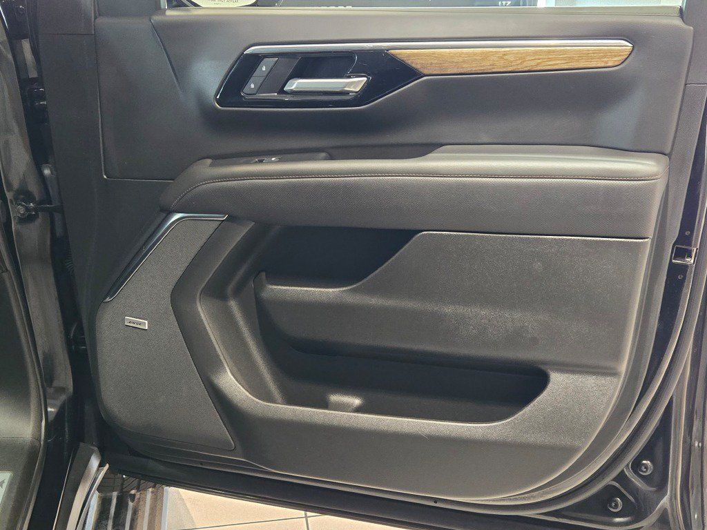 Used 2025 Chevrolet Tahoe High Country RWD image 5