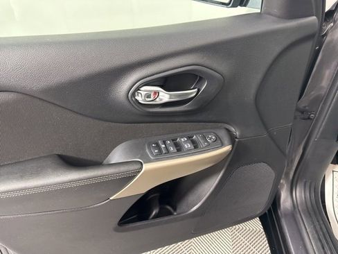 Used 2018 Jeep Cherokee Latitude image 24