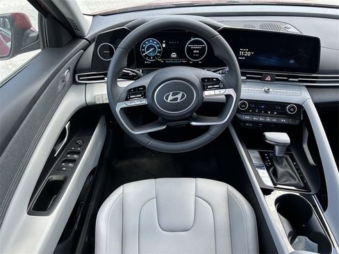 New 2025 Hyundai Elantra Limited image 4