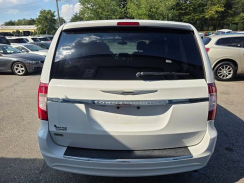 Used 2015 Chrysler Town & Country Touring FWD image 6