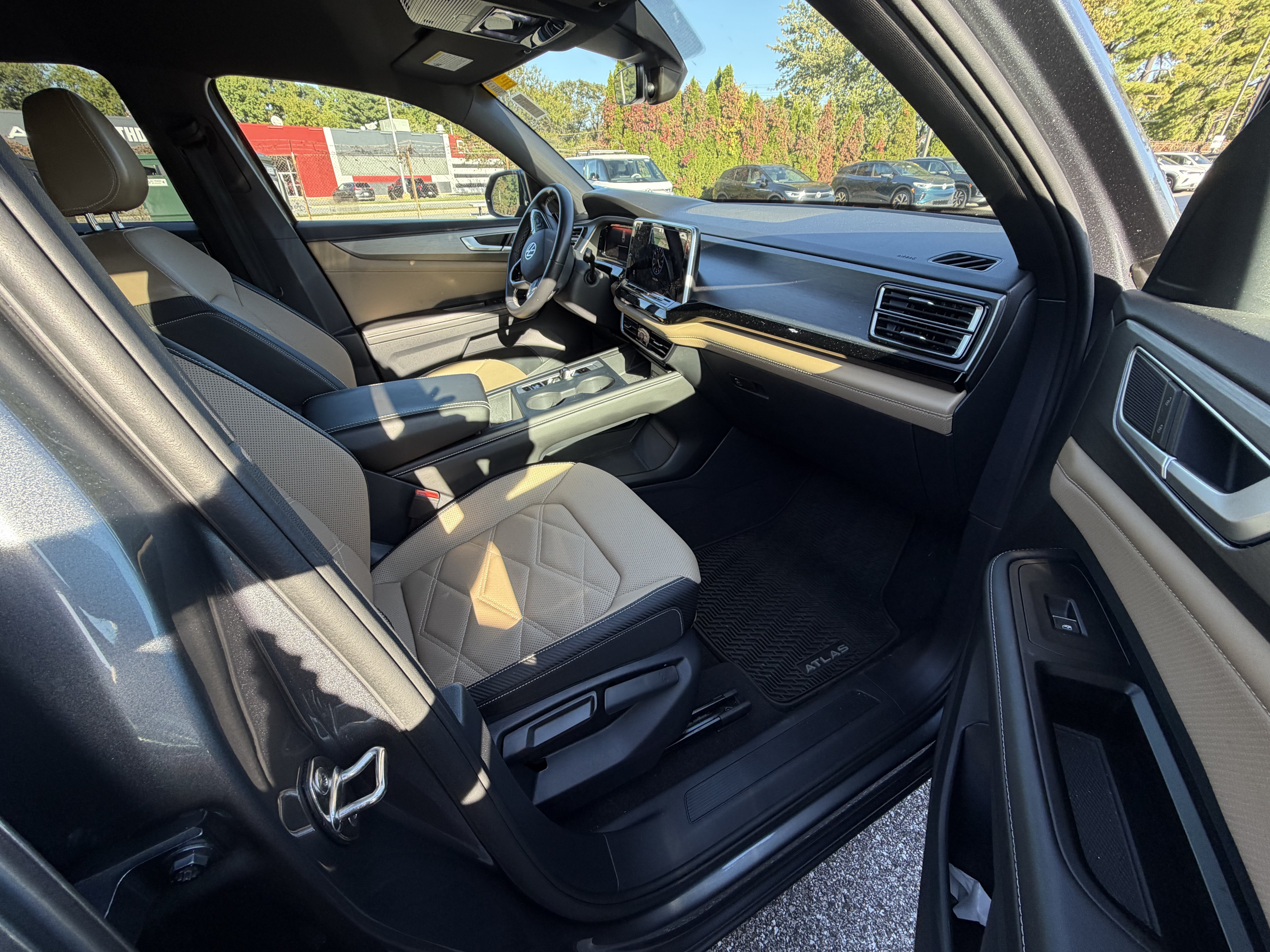 Used 2024 Volkswagen Atlas Cross Sport SE AWD/4WD image 18
