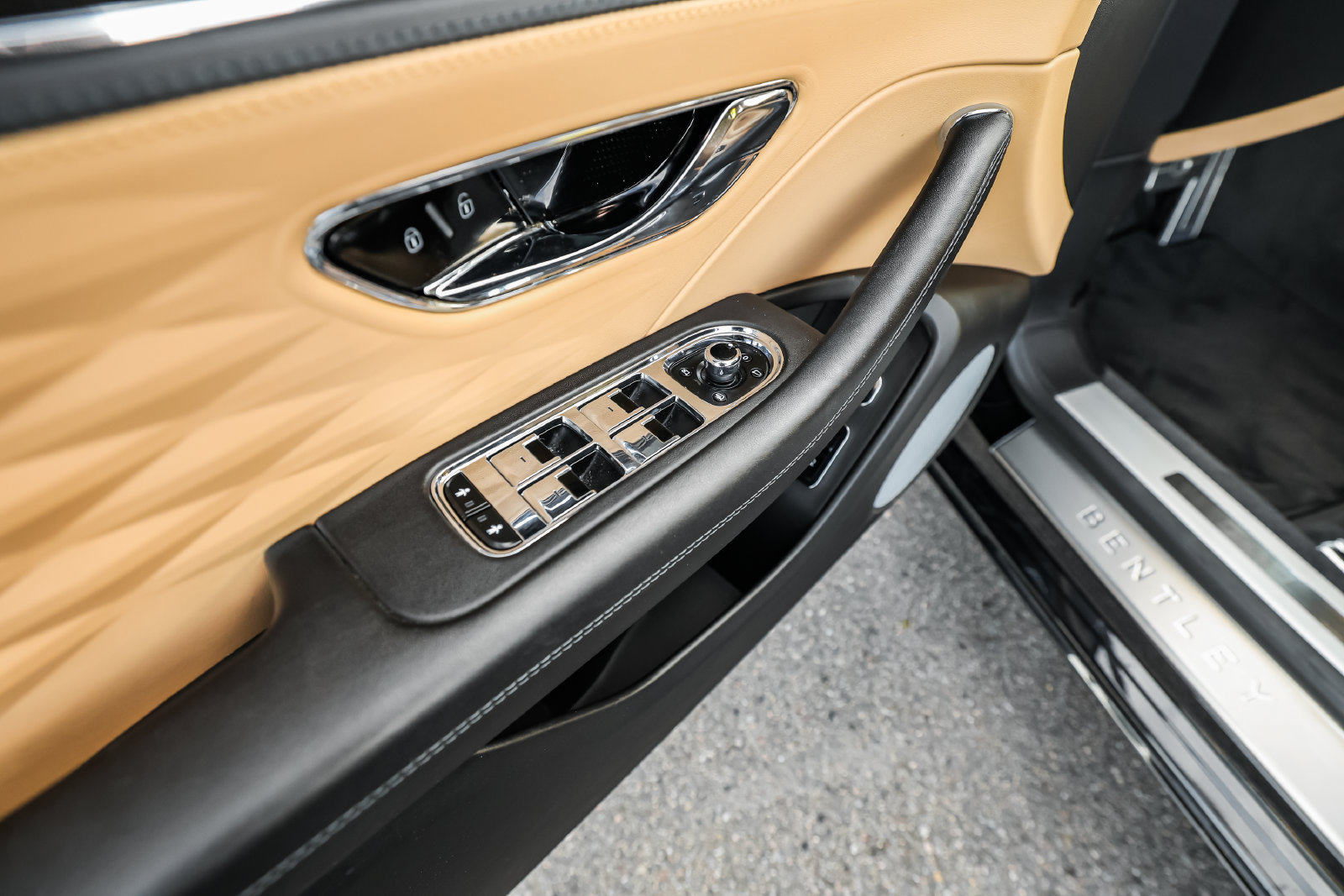 Certified 2022 Bentley Flying Spur V8 AWD/4WD image 24