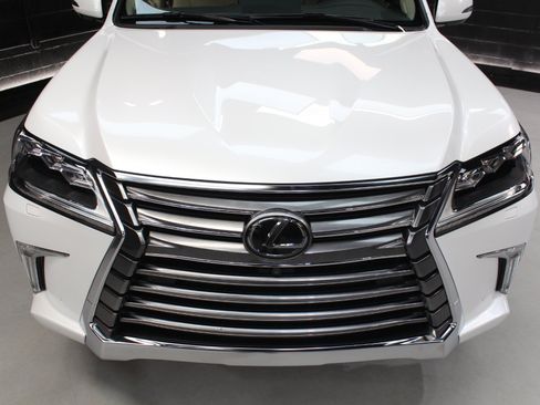 Used 2021 Lexus LX 570 4WD w/ Luxury Package image 7