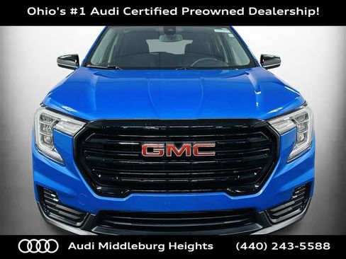 Used 2024 GMC Terrain SLE w/ Driver Convenience Package FWD image 2