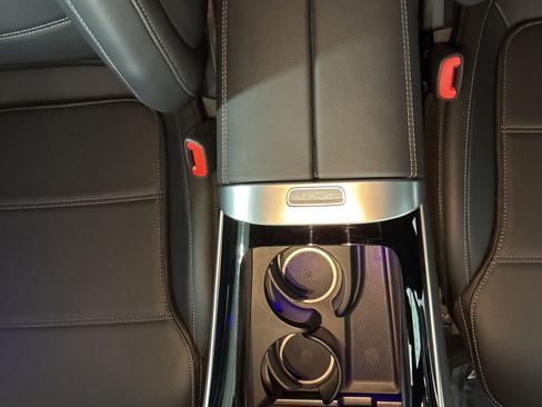 Used 2025 Mercedes-Benz GLC 300 4MATIC image 23