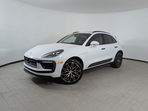 Certified 2026 Porsche Macan AWD/4WD image 1