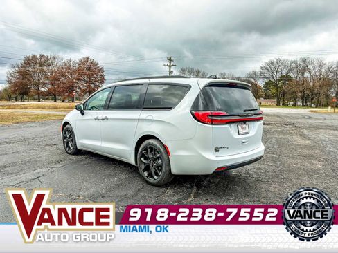 New 2026 Chrysler Pacifica Select w/ S Appearance Package image 5