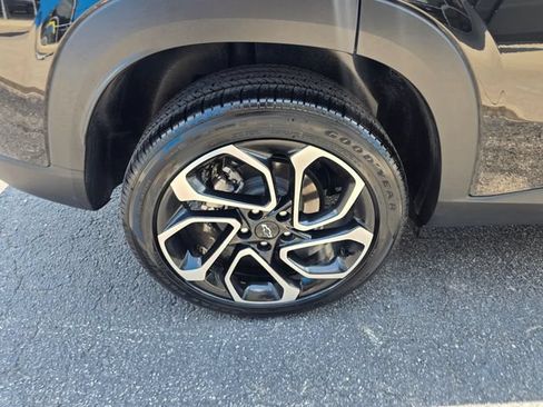 Used 2025 Chevrolet Trax RS w/ Sunroof Package FWD image 35