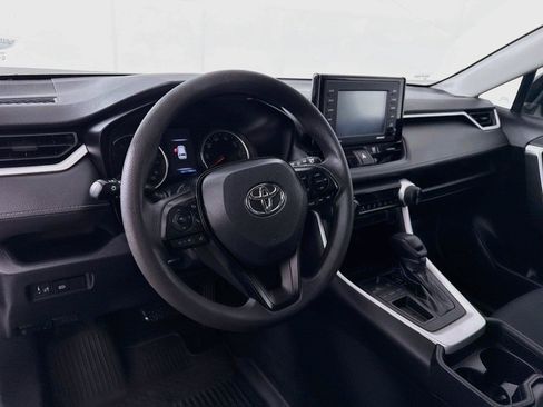 Used 2020 Toyota RAV4 LE FWD image 4