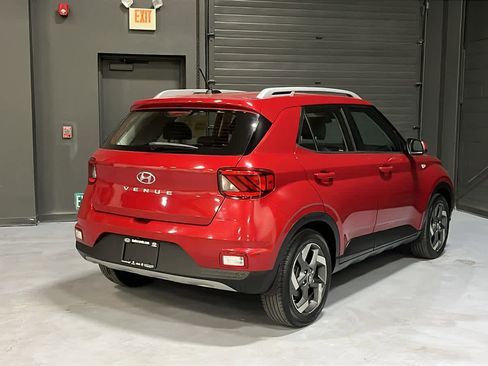 Used 2023 Hyundai Venue SEL FWD image 4