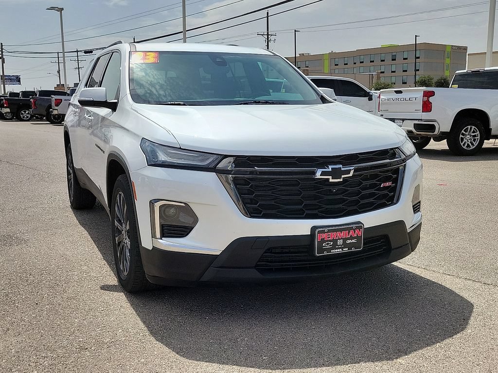 Used 2023 Chevrolet Traverse RS FWD image 2
