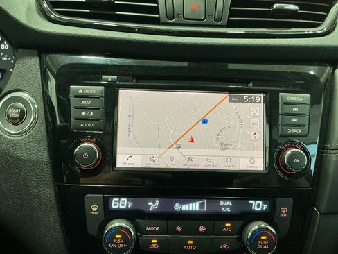 Used 2018 Nissan Rogue SL w/ Premium Package image 6