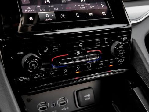 Used 2023 Jeep Grand Cherokee L Laredo image 36