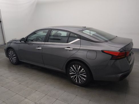 Used 2025 Nissan Altima 2.5 SV FWD image 3