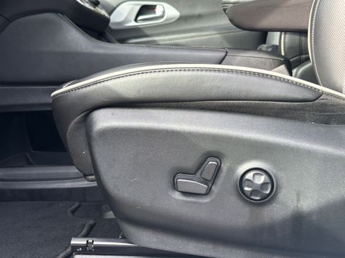 Used 2025 Chrysler Pacifica Limited image 23