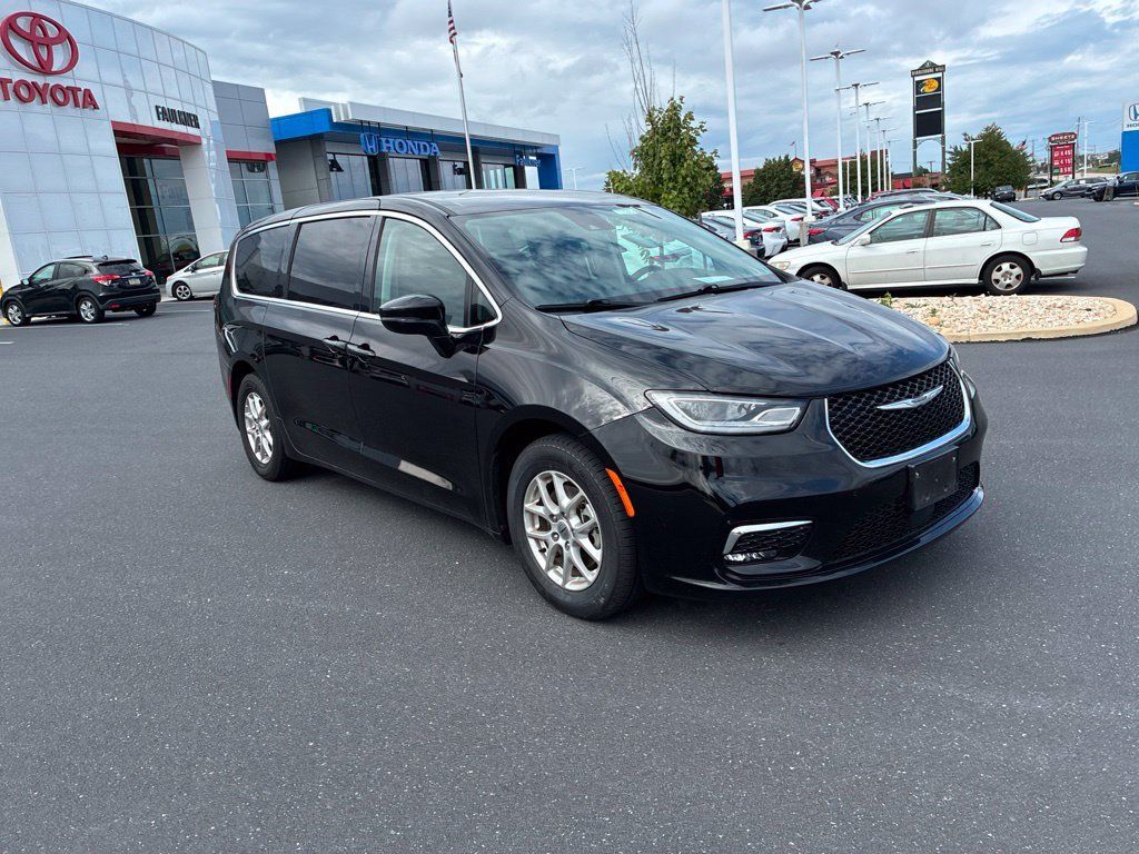 Used 2024 Chrysler Pacifica Touring-L FWD image 2