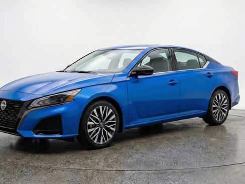 Used 2025 Nissan Altima 2.5 SV image 3